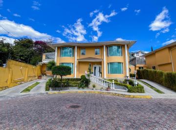 Casa · 240m² · 3 Habitaciones · 4 Estacionamientos · Venta Casa No Adosada en Oferta