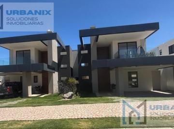 Casa · 203m² · 3 Habitaciones · 4 Estacionamientos · Puembo. Venta Amplia Casa por Estrenar 3 Dorm - Patio.