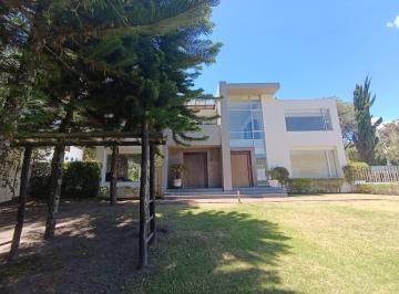 Casa de 3 habitaciones, Quito · Exclusiva Casa en Cumbaya, Dentro de Urbanización, Combina Lujo y Confort