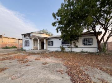 Casa · 2511m² · 4 Habitaciones · Casa con Altillo en Terreno Esquinero en Venta – Jaramijó, Manabí
