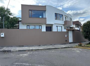 Casa de 3 habitaciones, Quito · Vendo Hermosa Casa Moderna con Piscina / Urbanizacion Pinar Bajo