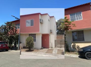 Casa · 44m² · 3 Habitaciones · 2 Estacionamientos · Cómoda Casa en Monterrey, Cerca del Hospital del Iess