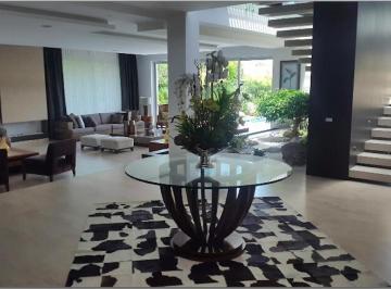 Casa · 1300m² · 5 Habitaciones · 5 Estacionamientos · Cumbaya. Casa Moderna de Venta en Urb. Exclusiva