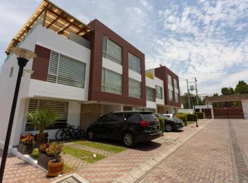 Casa · 250m² · 4 Habitaciones · 2 Estacionamientos · Tumbaco, Casa en Venta, 3 Dorm., Terraza Exclusiva, 250 m²