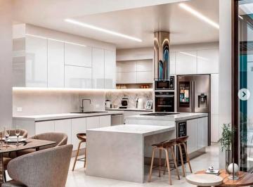 Casa · 238m² · 3 Habitaciones · 3 Estacionamientos · Venta Casa con Jardín en Puembo