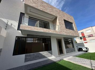 Casa de 3 habitaciones, Quito · Casa Moderna Esq. por Estrenar | 369 M&sup2;| Habitación Planta Baja| Ponceano Alto