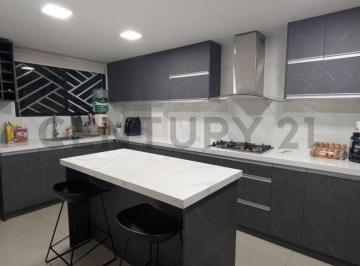Casa · 250m² · 4 Habitaciones · 3 Estacionamientos · Venta de Casa en Samanes, Norte de Guayaquil