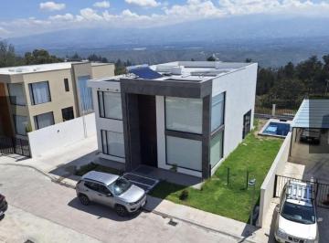 Casa · 237m² · 4 Habitaciones · 4 Estacionamientos · Casa - Nayón