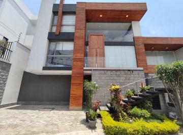 Casa · 430m² · 2 Estacionamientos · Casa en Venta Moderna y de Espacios Amplios Dentro de Urb. Los Parques