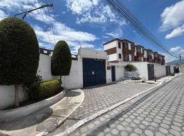 Casa de 4 habitaciones, Quito · Hermosa Casa de 3 Pisos con Terraza y Máster Suite