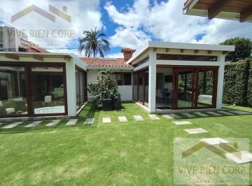 Casa · 501m² · 5 Habitaciones · 4 Estacionamientos · Residencia Exclusiva en Venta – Sector Jacaranda, Cumbayá