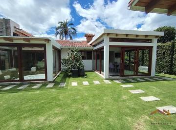Casa · 501m² · 5 Habitaciones · 4 Estacionamientos · Residencia Exclusiva en Venta – Sector Jacaranda, Cumbayá