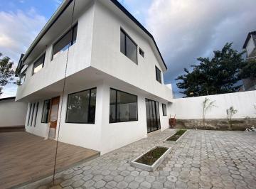 Casa de 5 habitaciones, Quito · 2 Casas a Precio de 1 en Venta en Capelo 316 m²