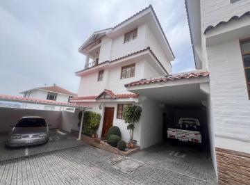 Casa de 4 habitaciones, Quito · Casa de Venta en Urbanizacion Sector Uraba