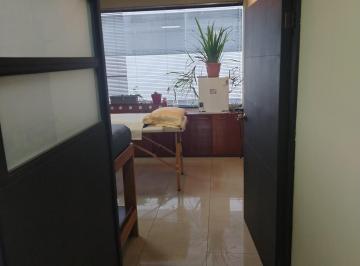Consultorio de 2 habitaciones, Quito · Vendo Lindo Consultorio Médico Edificio Axxis
