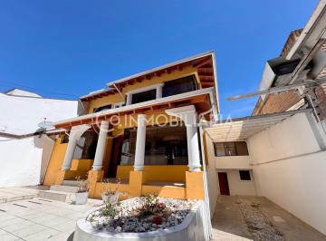 Casa · 457m² · 4 Habitaciones · 3 Estacionamientos · Casa Amplia y Remodelada con Suite Integrada en Jardines del Batán