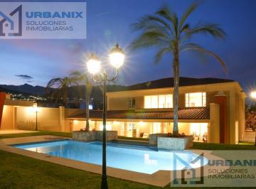 Casa · 756m² · 3 Habitaciones · 5 Estacionamientos · Casa en Cumbayá
