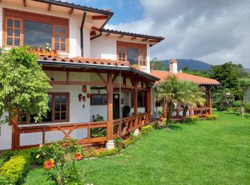 Casa de 5 habitaciones, Quito · En Renta Casa Rustica Amplia con Jardin y Bbq