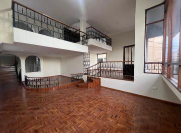 Casa · 380m² · 5 Habitaciones · 2 Estacionamientos · Mv - Sector Mariana de Jesus Casa Comercial en Renta 380 m² con Patio Interno