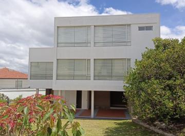 Casa de 5 habitaciones, Quito · Vendo Casa Sector Cumbaya 500.000 Dólares, Mm
