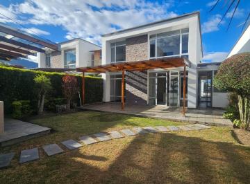 Casa de 3 habitaciones, Quito · Casa Moderna en Venta o Renta en Cumbayá – Conjunto Exclusivo