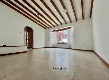 Casa · 310m² · 3 Habitaciones · 2 Estacionamientos · Acogedora Vivienda en La Viña, 3 Dorm.
