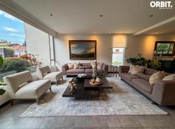 Casa de 3 habitaciones, Quito · En Venta Amplia Casa de 3 Dorm. Dentro de Urbanización Privada en Lumbisi