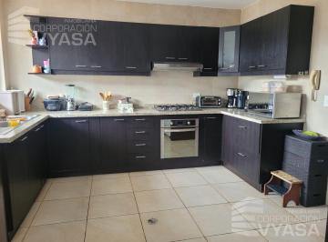 Casa · 196m² · 3 Habitaciones · 2 Estacionamientos · San Juan - Cumbayá, Bonita Casa de Venta de 196 m² de 3 Dorm.