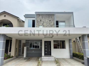 Casa · 208m² · 4 Habitaciones · 2 Estacionamientos · Venta de Casa en Villa Club