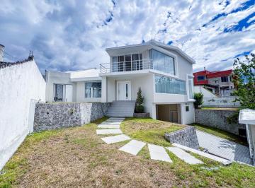Casa · 540m² · 3 Habitaciones · 3 Estacionamientos · Casa en Cumbayá