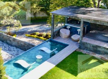 Casa · 680m² · 6 Habitaciones · 6 Estacionamientos · Venta de Residencia de Lujo en Tumbaco - Pacho Salas con Vista Incomparable