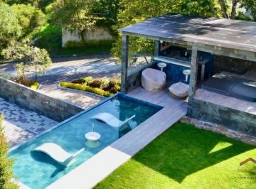 Casa · 680m² · 6 Habitaciones · 6 Estacionamientos · Venta de Residencia de Lujo en Tumbaco - Pacho Salas con Vista Incomparable