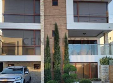 Casa · 330m² · 5 Habitaciones · 2 Estacionamientos · Hermosa Casa de Oportunidad en Manta