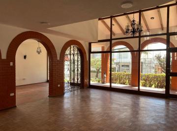Casa · 421m² · 4 Habitaciones · 2 Estacionamientos · Quito Tenis, Hermosa Casa en Renta, 421 m²