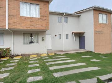 Casa · 98m² · 3 Habitaciones · 2 Estacionamientos · Casa en Venta 98 M&sup2;/ Pomasqui/ Conjunto Villa Palermo