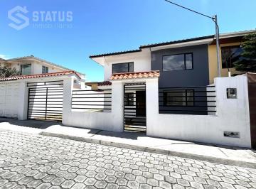 Casa · 170m² · 3 Habitaciones · 2 Estacionamientos · Venta de Casa Dentro de Urbanización con Dormitorio en Planta Baja en Fajardo