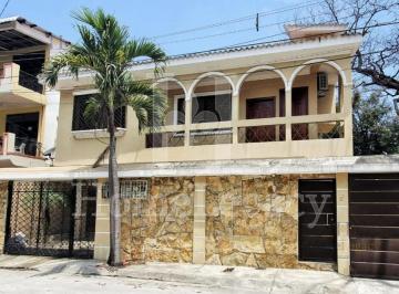 Casa · 188m² · 6 Habitaciones · 2 Estacionamientos · Venta de Casa Retera con 3 Departamentos Independientes en Guayacanes Ak