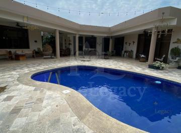Casa · 800m² · 6 Habitaciones · 4 Estacionamientos · Casa en Venta con Piscina en Samborondón: Lujo en Una Sola Planta Am