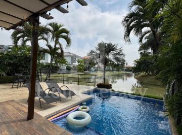 Casa · 455m² · 3 Habitaciones · 2 Estacionamientos · Venta de Casa Full Amoblada y Funcional en Laguna del Sol - Samborondón Am