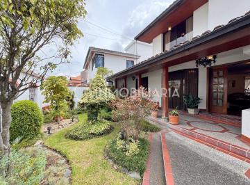 Casa · 526m² · 5 Habitaciones · 3 Estacionamientos · Casa en Quito Tenis