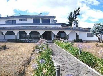 Casa de 5 habitaciones, Quito · Casa en Venta con Piscina Valle de Los Chillos