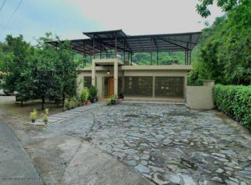 Casa · 383m² · 3 Habitaciones · 8 Estacionamientos · Venta Amplia Casa Lago de Capeira