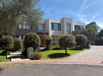 Casa de 4 habitaciones, Quito · Casa de Venta en Puembo, Exclusiva Urbanización con Seguridad 24/7, Linda Vista.