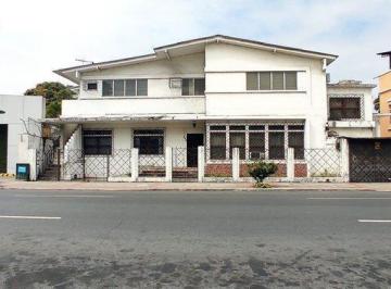 Casa · 695m² · 8 Habitaciones · 2 Estacionamientos · Alquiler Planta Baja Comercial, Centenario