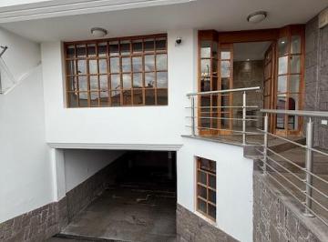 Casa · 300m² · 3 Habitaciones · 3 Estacionamientos · Casa - Norte de Ambato