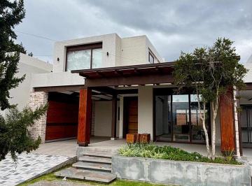 Casa · 252m² · 3 Habitaciones · 3 Estacionamientos · Casa Moderna, Nueva, 3 Dorm. (1 en Planta Baja)