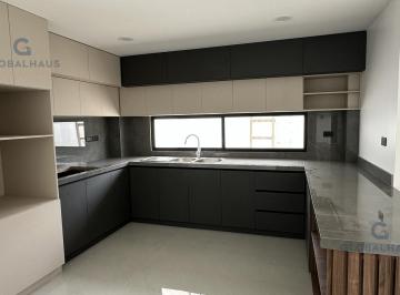 Casa · 228m² · 4 Habitaciones · 3 Estacionamientos · Venta de Casa, Urbanización El Condado Vicolinci, 5 Habitaciones, Av Leon Febres Cordero V. B.