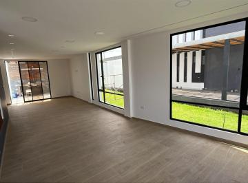Casa de 3 habitaciones, Quito · Casa en Venta Independiente Estilo Minimalista en El Valle de Los Chillos