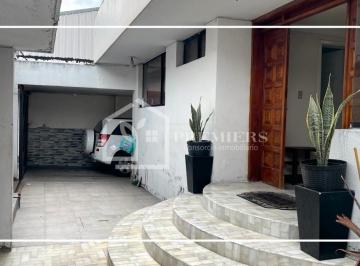 Casa · 303m² · 4 Habitaciones · 6 Estacionamientos · Venta Casa Sector La Kennedy