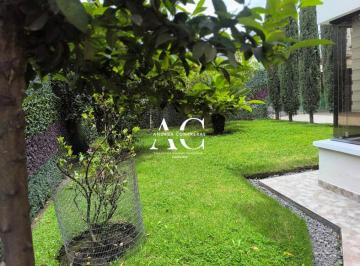 Casa de 4 habitaciones, Quito · Casa Grande Sin Adosamientos y Jardin